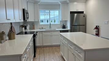 Signature Apartment, 2 Bedrooms, Non Smoking | Private kitchen