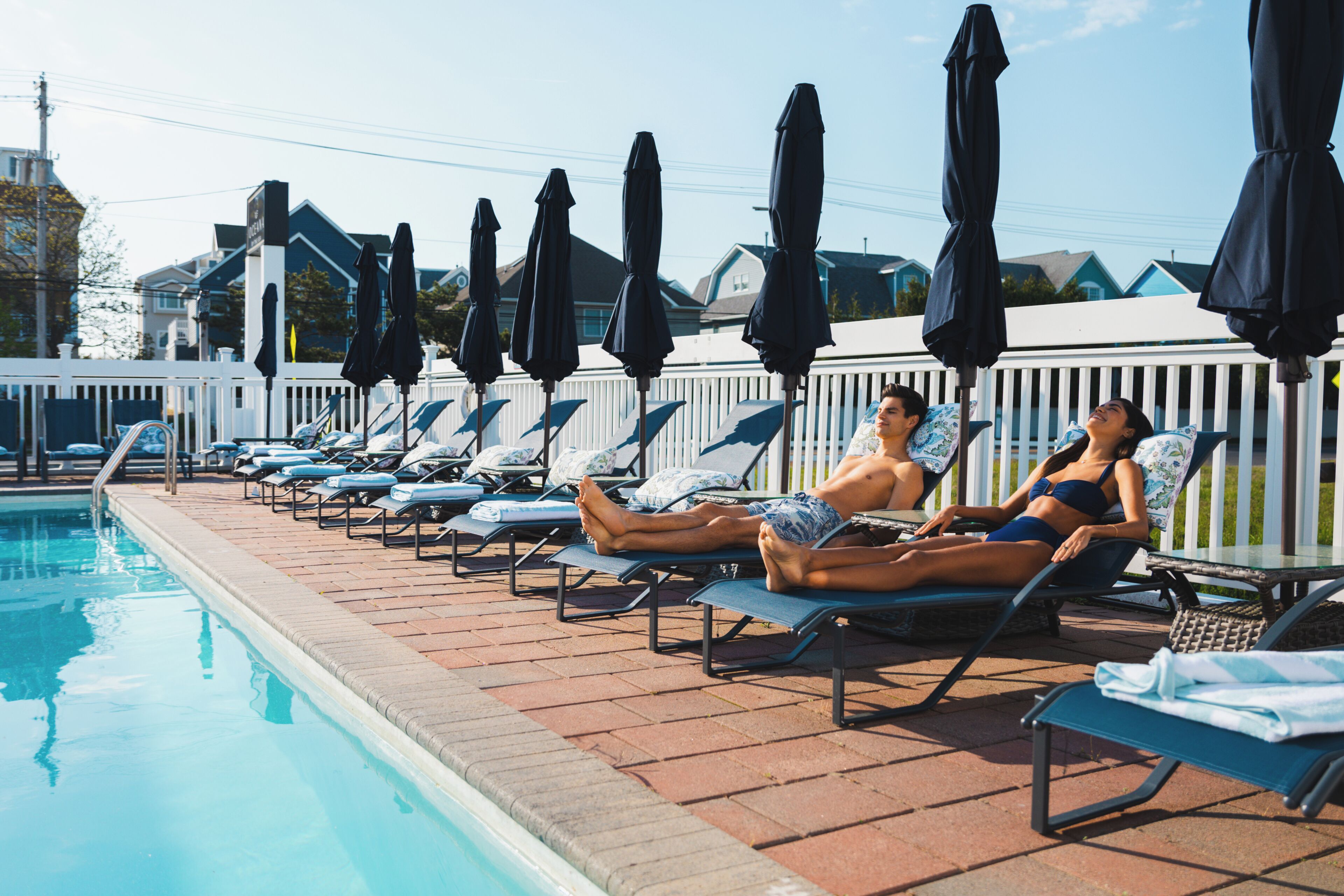 Sæsonbestemt udendørs pool, åben fra kl. 09.00 til kl. 21.00, parasoller