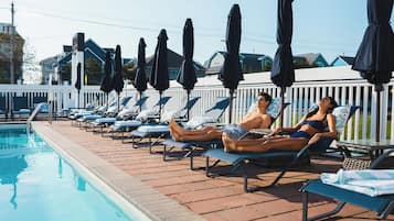 Sæsonbestemt udendørs pool, åben fra kl. 09.00 til kl. 21.00, parasoller
