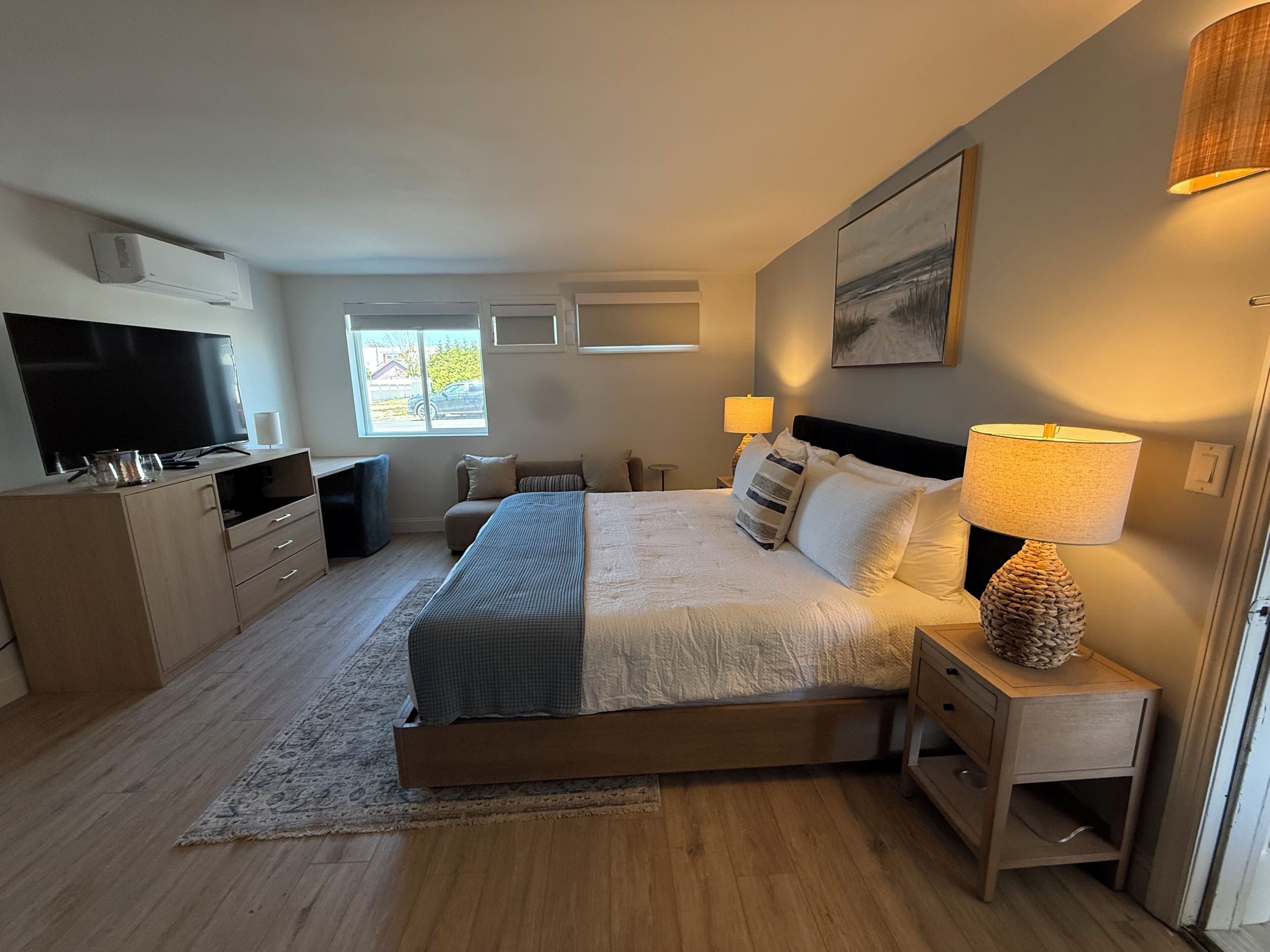 Signature Studio Suite, Non Smoking | In-room safe, desk, free WiFi