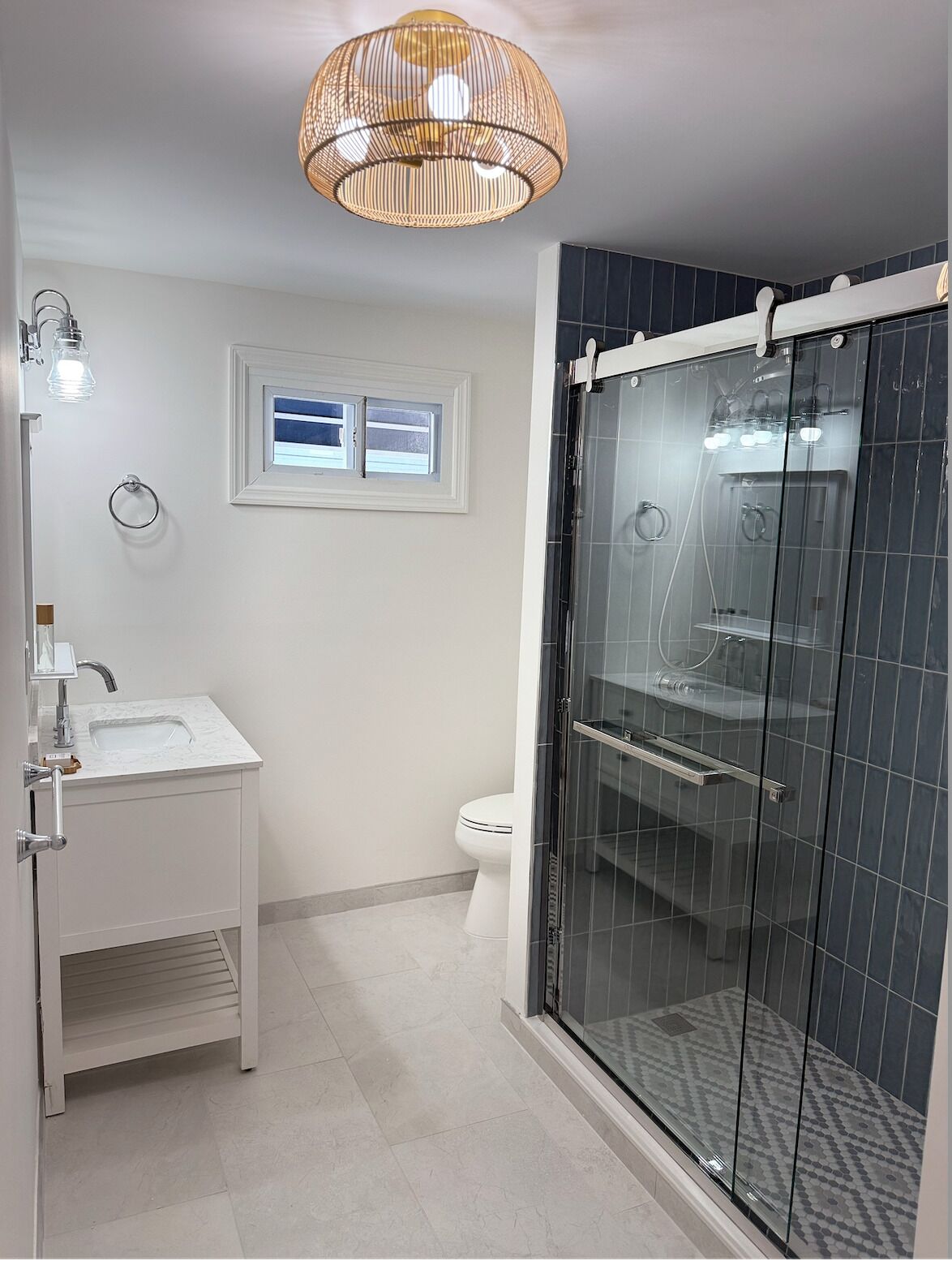 Un baño moderno con ducha, inodoro y lavamanos.