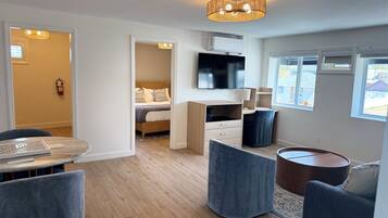Signature Suite, Non Smoking, Kitchenette