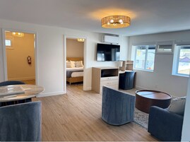 Signature Suite, Non Smoking, Kitchenette | In-room safe, desk, free WiFi