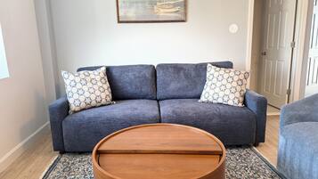 Signature Suite, Non Smoking, Kitchenette | Living area