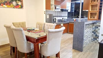 Apartamento família, sacada, vista para a cidade | Opções para refeição