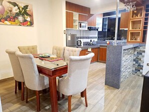 Apartamento família, sacada, vista para a cidade | Opções para refeição