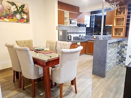 Familie appartement, balkon, uitzicht op stad | Dineren