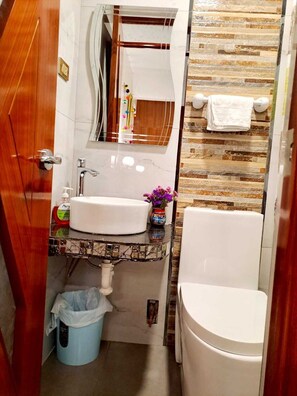 Apartamento família, sacada, vista para a cidade | Banheiro