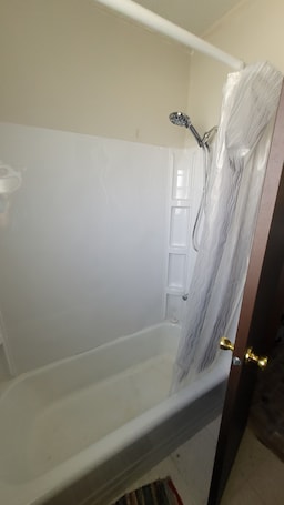 Towels, toilet paper. Charming 1-bedroom house with AC in pleasant Burlington