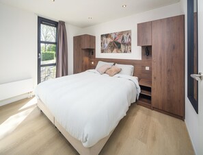 Villa | 2 bedrooms, bed sheets - Waterfront Villa With Private Rooftop (Workum)
