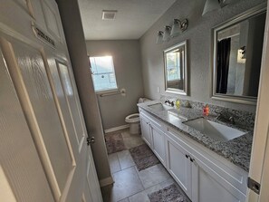 Bathroom - Adorable 3-bedroom 2 bath house with AC calm in wooded area near the Woodlands (Conroe)