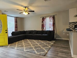 Living area - Adorable 3-bedroom 2 bath house with AC calm in wooded area near the Woodlands (Conroe)