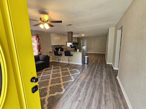 Adorable 3-bedroom 2 bath house with AC calm in wooded area near the Woodlands