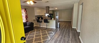 Adorable 3-bedroom 2 bath house with AC calm in wooded area near the Woodlands