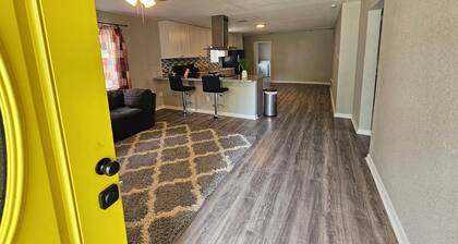 Adorable 3-bedroom 2 bath house with AC calm in wooded area near the Woodlands