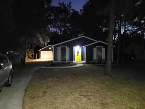 Exterior - Adorable 3-bedroom 2 bath house with AC calm in wooded area near the Woodlands (Conroe)