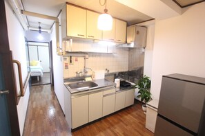 Fridge, microwave, electric kettle, dining tables - Vrbo Property (練馬区中村北3丁目)