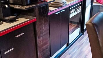 Kühlschrank, Mikrowelle, Ofen, Geschirrspüler
