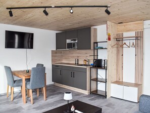 Réfrigérateur, micro-ondes, batterie de cuisine, vaisselle et ustensiles