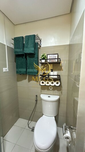 Dutxa, assecador de cabells, bidet i tovalloles 