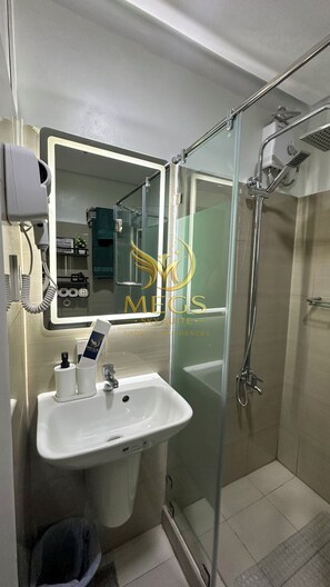 Een douche, een haardroger, een bidet, handdoeken