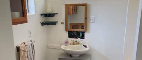 Bidet, towels