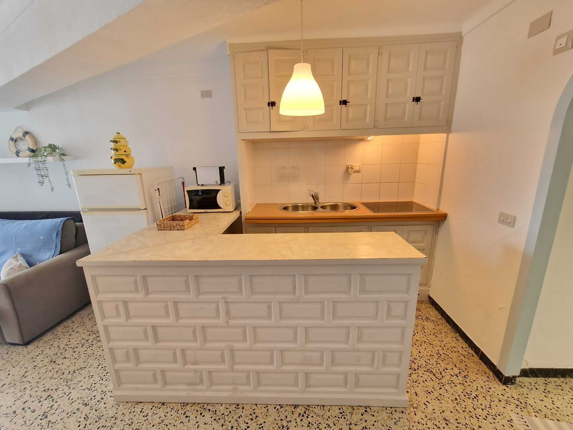 Réfrigérateur, micro-ondes, plaque de cuisson, grille-pain