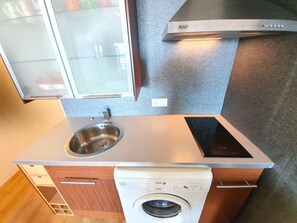 Micro-ondas, torradeira, talheres/pratos/utensílios de cozinha