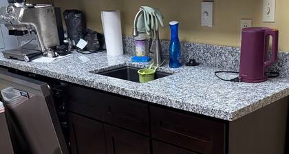 Delightful 1-bedroom studio in charming Eagle Lake perfect for getaway