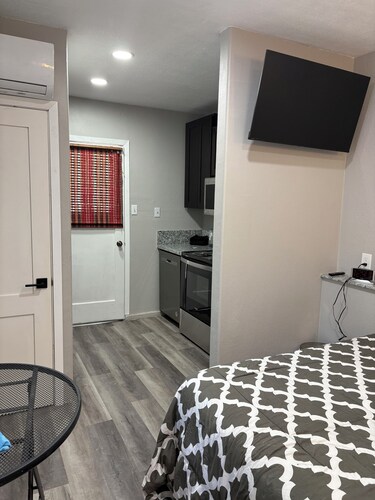 Cozy 1-bedroom studio in charming Eagle Lake perfect for getaway