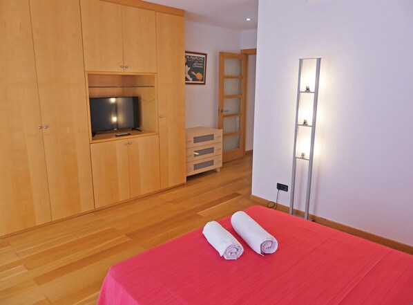 6 bedrooms, free WiFi, bed sheets