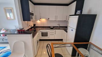 Frigorífico, microondas, horno y placa de cocina
