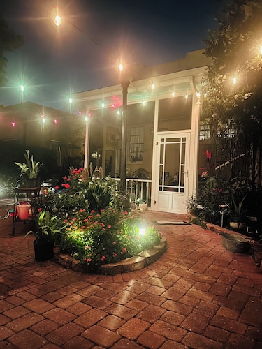The Cozy Cottage 1  bedroom plus studio bed and 2 bathrooms in charming Lakeland