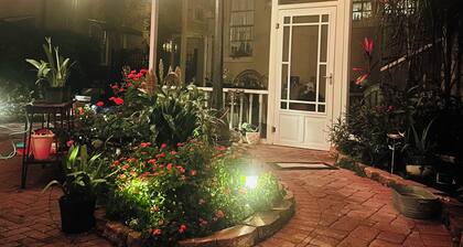 The Cozy Cottage 1 bedroom plus studio bed and 2 bathrooms in charming Lakeland