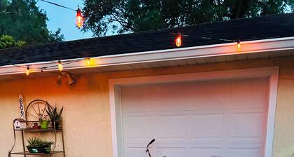 The Cozy Cottage 1 bedroom plus studio bed and 2 bathrooms in charming Lakeland