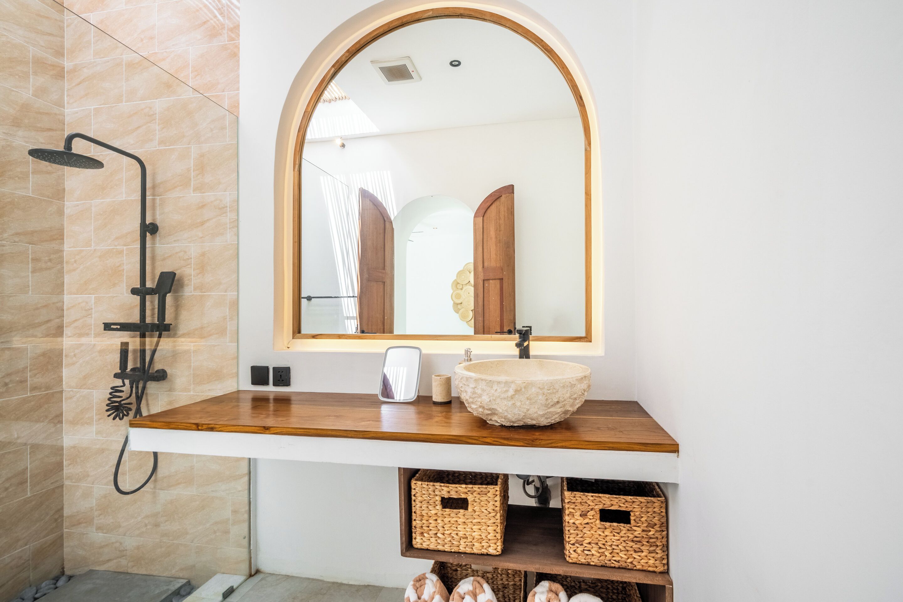 Villa de lujo, 1 cama de matrimonio grande, cocina, vistas al jardín | Baño | Ducha, artículos de higiene personal gratuitos y secador de pelo