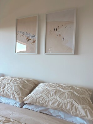 Iron/ironing board, Internet, bed sheets