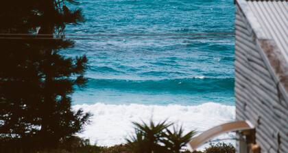 One Mile Horizon | Iconic 70s Beach House, Forster, NSW