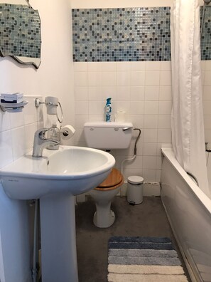Haartrockner, Handtücher, Seife, Toilettenpapier