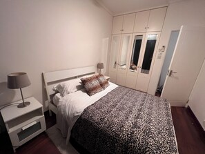 Iron/ironing board, Internet, bed sheets