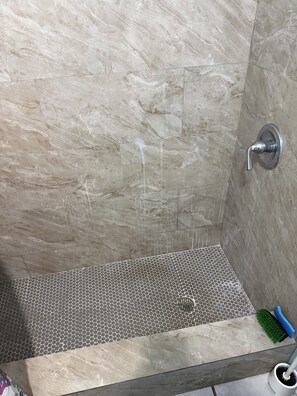Hair dryer, towels, soap, toilet paper - Peaceful 3-bedroom apartment with AC in charming Cataño (Cataño)