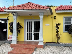 Exterior detail - Peaceful 3-bedroom apartment with AC in charming Cataño (Cataño)