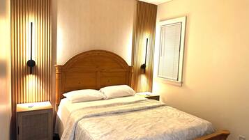Desk, iron/ironing board, WiFi, bed sheets