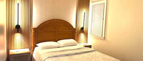 Escritorio, tabla de planchar con plancha, wifi y ropa de cama