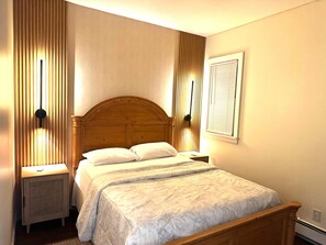 Desk, iron/ironing board, WiFi, bed sheets