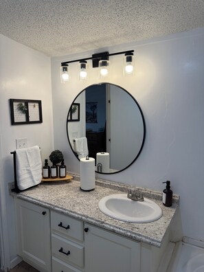 Douche, sèche-cheveux, serviettes fournies, savon
