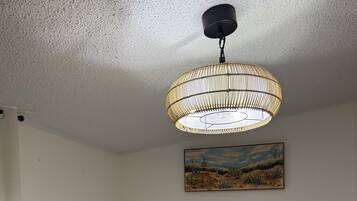 3 soverom, strykejern/-brett, wi-fi (mot et tillegg) og sengetøy