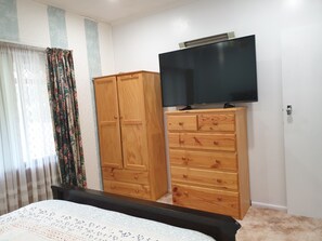 Tabla de planchar con plancha, wifi y ropa de cama 