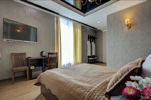 Suite Deluxe, vue ville | Coffres-forts dans les chambres, bureau