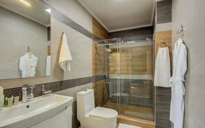 Douche, articles de toilette gratuits, sèche-cheveux